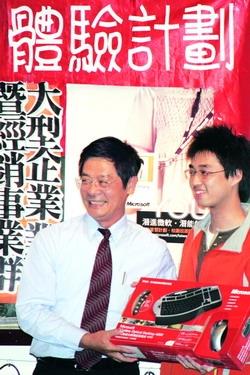 台灣微軟總經理龔書哲（左），17日至本校演講，吸引三百餘人報名參加。（攝影�劉瀚之）