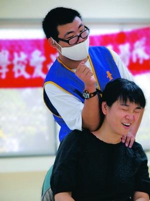 Figure: Center of Resources for the Blind Students held massage event for free, attracting a lot of staff and faculty to experience. Many of them cried out loudly during the massage because heavy workload made them have aching bones and muscles.