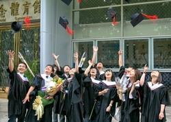 「畢業了！」同學們興奮地將畢業帽高拋到空中。（攝影�林奕宏、曾煥元、劉瀚之）