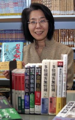 Professor Okazaki Yumi gives away her Japanese translation of Jin Jong and Ku Long’s wuxia novels to TKU which are collected in the Center for Wuxia Novels.