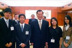 Taiwan APEC envoy Lien Chan (third from the left), and Wu Chi-Ju (right), a senior in TKU Department of International Trade, takes a group photo with other three youth leaders in APEC Singapore 2009.