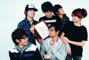 大傳系6位同學，以創作曲「儘管」音樂短片，奪得陸委會「2008兩岸交流映象獎」冠軍，高興地與獎座及獎狀合影（攝影�洪翎凱）。