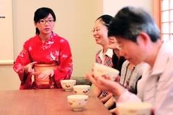 日文系學生沏茶，請系友品茗。（攝影�林奕宏）
