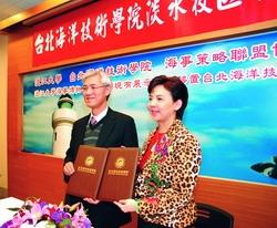 TKU signed agreement with TCMT to form a maritime strategic alliance. Here are President Flora Chia-I Chang (right) and TCMT President Jing-feng Lin (left) holding the signed agreement.