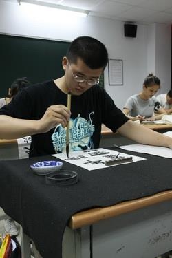 Lin Yu-hsiang, a freshman of Dept. of Mechanical Engineering, concentrated on his strokes in the final competition of Wen-chih Cup.