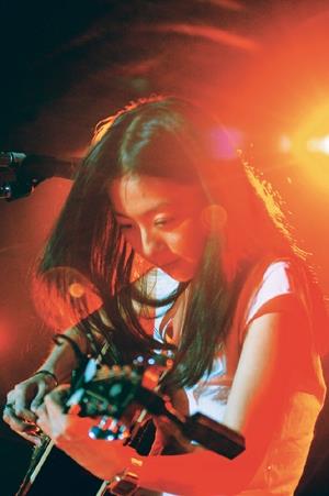 藝人陳綺貞彈吉他壓軸演唱，為演唱會掀起高潮。