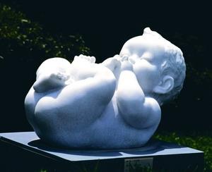 知名雕塑家王秀杞的作品「小天使」，將嬰兒天真無邪的景象，表現圓滿柔韌質感，活潑生動的姿態，讓人不禁莞爾。（圖�文錙藝術中心提供）