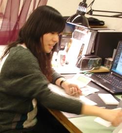 圖為建築系畢業生李至柔於美國哈佛大學就讀，在工作室忙於課業的情形。