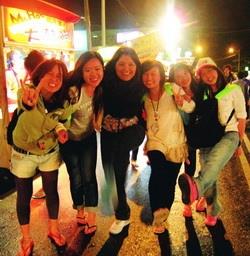 The members of Overseas Chinese Youth Observation Group had a wonderful time in Kenting Night Market.