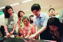 Computer system engineer of Resource Center for Blind Students Lai Chun-chi（front row, second from right） introduced the new facilities for blind and visually impaired persons to visitors at the result presentation.