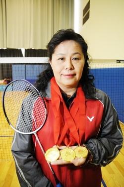 體育室教授楊繼美於上月參與「第15屆全球華人盃羽球賽」，拿下「55歲夫婦組」、「50歲混合組」，及「50歲女子雙打」3項冠軍！（攝影�洪翎凱）