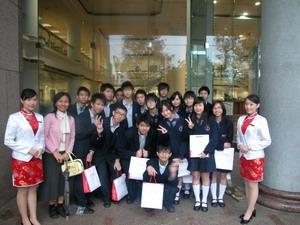 ↑今年3月來校參訪的淡江高中，與本校親善大使於覺生紀念圖書館前合影。（圖�教務處招生組提供）
