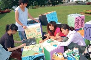 上週海報街的藝術季創意塗鴉區彩繪紙箱，讓同學天馬行空，發揮創意，大家玩得好開心！（圖�陳振堂）