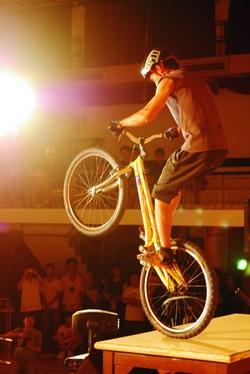 新成立的單車社帶來精采單車特技，讓全場觀眾讚嘆不已。（攝影�王文彥）