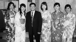 日文系系主任彭春陽帶領穿著日本傳統服裝的學生，在文化教室啟用典禮中接待外賓。（圖�日文系提供）