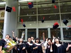 「畢業了！」同學們興奮地將畢業帽高拋到空中。（攝影�林奕宏、曾煥元、劉瀚之）