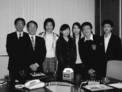 統計系推動企業導師制，系友暢網股份有限公司負責人劉玉蘭（左三）為企業導師之一，於97年11月帶領學生參訪威寶電通股份有限公司。（圖�統計系提供）