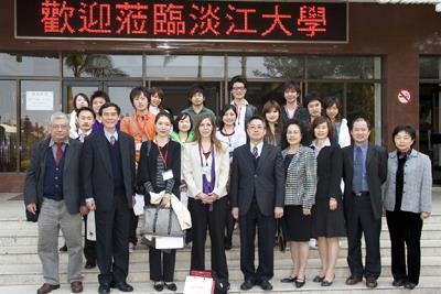 Japanese teachers and students of the integrated Distance Education programs between Waseda University and TKU visited our school, and took photo with TKU administrators, including Dr. Tai Wan-chin, Vice President for International Affairs (fifth from the right) in front of Ching-sheng Memorial Hall.