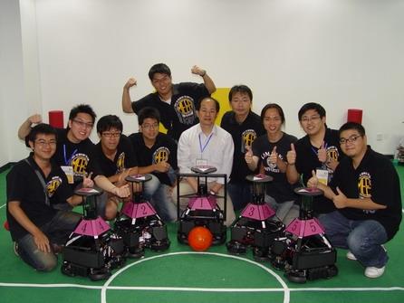 本校由電機系系主任翁慶昌（左五）所指導的足球機器人研發團隊，以優異的研發與創新能力，全新開發的「視覺全自主機器人」參與「2008年FIRA世界盃機器人足球賽」，今年第四度奪冠。（圖�電機系提供）