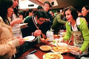墨西哥簽證暨文化處處長夫人Claudia Cecilia Munozledo（右一）日前在驚聲國際會議廳，親手製作墨西哥菜，並分給在場師生享用，個個吃得不亦樂乎。（攝影�陳奕至）
