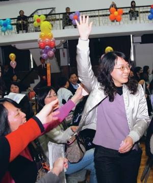 校友翁欣怡（右一）於十五日參加在學生活動中心舉辦的春之饗宴，非常幸運地抽中頭彩，高興地接受眾人歡呼。（攝影�黃士航）