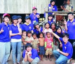 柬埔寨服務隊同學至村落了解柬埔寨生活環境，並與村民合影。（圖�課外組提供）