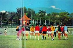 民國70年代，學生在操場踢球，恣意揮灑汗水，圖中後方的中式建築為當時的警衛室。