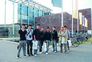 Photo 1: Architecture Associate Professor Min-Jay Kang (2nd right) participated the Rotterdam Bi-Annual Exhibition with his students. The photo is taken in front of the Netherland Architecture Institute.