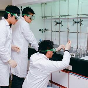 High school contestants concentrate on their experiment at the 2008 Chung Ling Creative Chemistry Competition held by the Department of Chemistry.