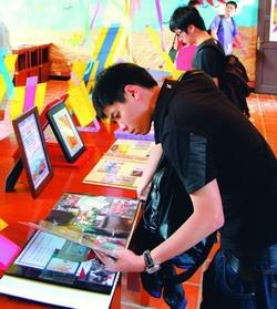 TKU Chun Huei (Spring Sunshine) Club held an exhibition on showing the result the club has done in smoking prevention at Chueh-hsuan Chinese Garden exhibition hall from May 4 to May 6.