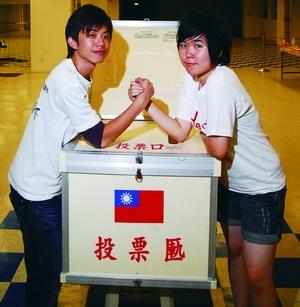 連御豪（左）、陳頤華（右）當選本屆學生會正、副會長，將攜手為淡江同學服務。（攝影�黃士航）