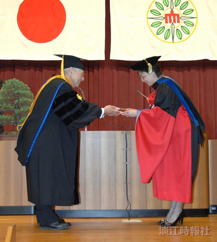 On March 20, 2008, President C. I. Chang was granted with a Honorable Ph.D. degree by Josai University in the graduation ceremony as a recognition of her achievement in the research and development of international education.