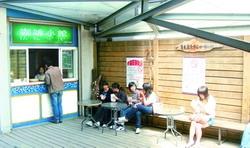 盲生資源中心咖啡小館重新開張，成為同學討論報告、休憩的場所。（攝影�吳佳玲）