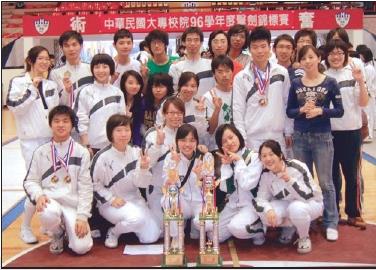 In “2007 National Intercollegiate Fencing Contest,” TKU fencing team won 3 gold, one silver and 5 bronze medals, creating a record of 4-year consecutive championships. These are the price for their hard- working. All members took pictures with medals after the contest.