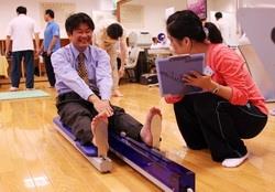 Dr. Hu Ching-shan, Chair of Institute of Asian Studies, had attended a physical counseling and chose some recommended exercises.