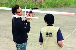 本校航太系組隊於日前參加「2009台灣無人飛機設計競賽」，獲視距外飛行組亞軍。（圖�航太系提供）