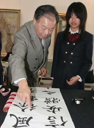 文錙藝術中心副主任張炳煌以流利的日文為日本學生指導其筆法。（圖�涂嘉翔）