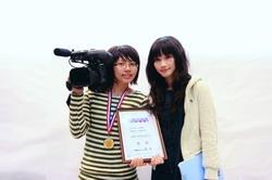 資傳四古婉慧（右）、大傳四朱青菁（左），奪得第三屆TVBS大學新聞獎冠軍（攝影�王家宜）。