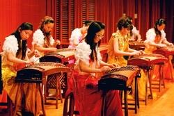 2月26日，文錙音樂廳舉辦古箏名家音樂會，中國東方樂團帶來感人的樂曲，讓聽眾為之動容。（攝影�張豪展）
