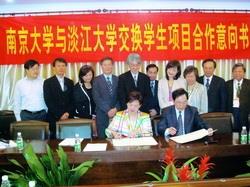 President C. I. Chang led representatives to visit Nanjing University, and signed an “Agreement of Student Exchanges” with President Chen Chun of NU.