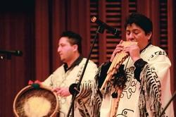 玻利維亞安地斯樂團團員身穿傳統服飾，專注演奏（攝影�王家宜）。