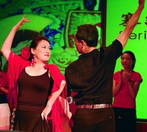 Dr. Soang Lih-lirng (left), Associate Professor of Department of Spanish, performed Spanish dance exquisitely.