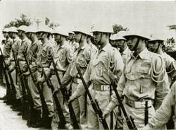 民國50年代軍訓課全副武裝、實地演練。