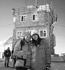 林侑蓁（右）趁著課餘期間，遊歷歐洲第一高峰少女峰（Jungfraujoch）。（圖�林侑蓁提供）