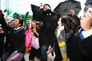 「畢業係金a…………！」畢業生們聲嘶力竭的吶喊，慶祝這大學生活中，最後、最璀璨的一天。（圖�王家宜）