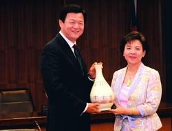 Taipei County Magistrate Hsi-Wei Chou (left) came to TKU for a discussion, and then gave a lecture. President Flora C. I. Chang presented a TKU memorial vase to him.