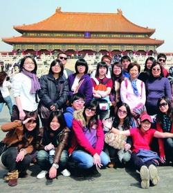 Teachers and students of College of Foreign Languages and Literatures took a picture together outside the Palace Museum.