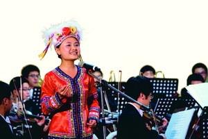 Zhejiang University Wenqin Symphony Orchestra especially performed the Taiwanese folk song “Alishan Girls” in the concert held in TKU on June 10. Wearing Taiwanese aboriginal costume and headdress, the solo vocalist swung with the powerful and penetrating voice and rhythmic music.