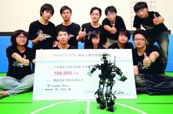 本校電機系人形機器人過關斬將，拿下探索挑戰賽冠軍。（攝影�陳怡菁）