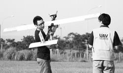 UAV實驗室研究生，在室外進行無人飛機的飛行實驗準備，期望無人飛機達到預設的目標。（資料來源：UAV實驗室）